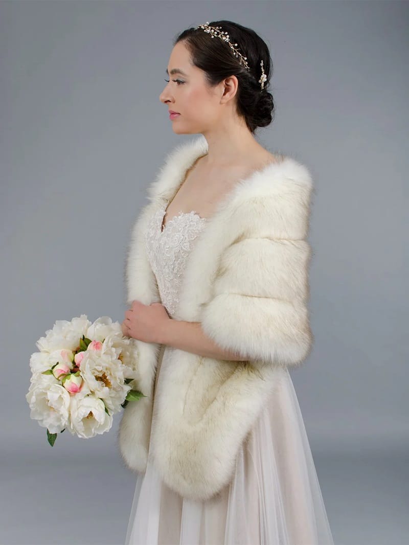 vestido-de-noiva-com-estola-de-pelo-artificial-protecao-para-o-frio-casamento-ao-ar-livre